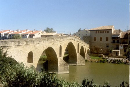 Romaanse brug uit de 11de eeuw over de rivier Arga in Puente la Reina, aangelegd voor Pelgrims